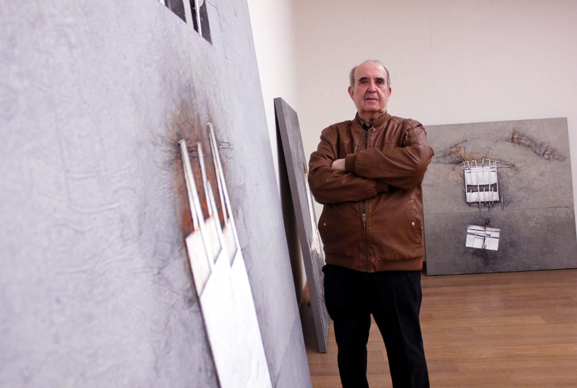 El artista junto a su obra en el Museo de Santa Cruz