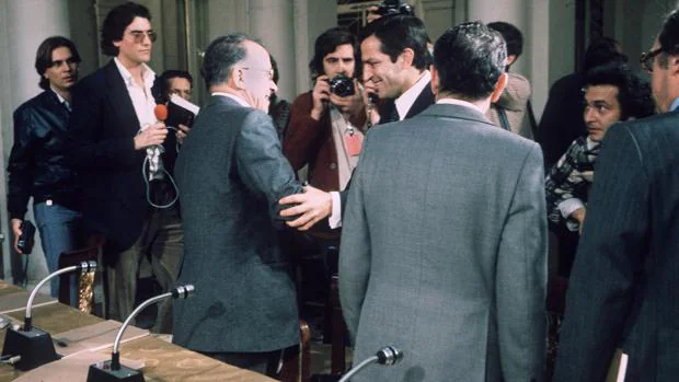 Saludo entre Suárez y Carrillo tras la firma de los Pactos de La Moncloa, en 1977