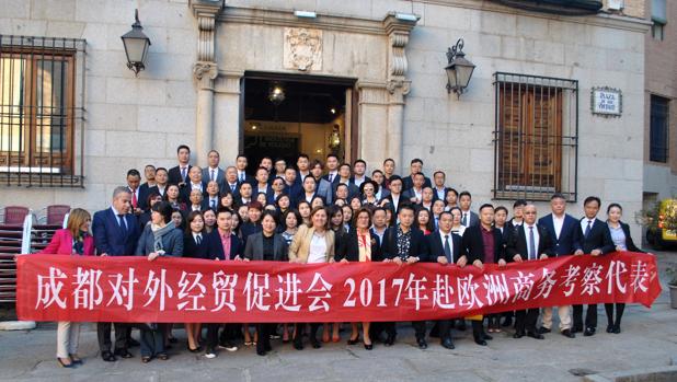 Un centenar de empresarios chinos visitan Toledo para conocer los muebles de Sonseca