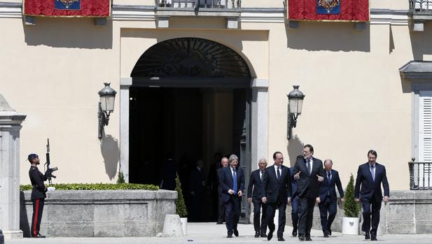 Rajoy charla con Hollande, mientras se dirigen, junto al resto de líderes del sur de la UE, a la foto de familia en El Pardo