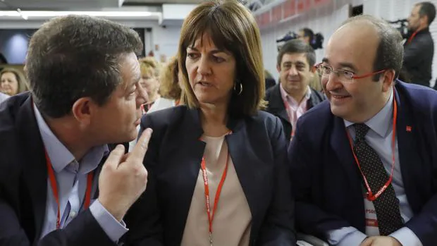 La líder de los socialistas vascos, Idoia Mendía, junto a Emiliano García-Page (i) y Miquel Iceta