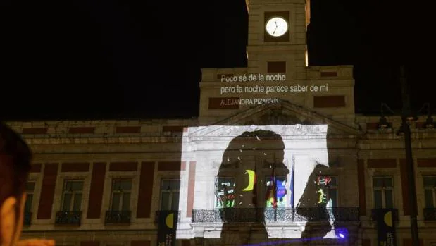 Proyección sobre la fachada de la Real Casa de Correos en La Noche de los Libros de 2016