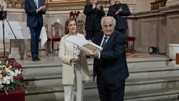 La alcaldesa de la Puebla, Soledad De Frutos, entrega una placa al viudo de Gómez Borrero, Alberto de Marchís
