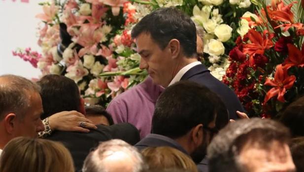 Pedro Sánchez, Susana Díaz y Patxi López, en la capilla ardiente de Carme Chacón