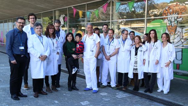 Imagen del equipo de cardiólogos pediátricos, con Sheng Yang y su madre