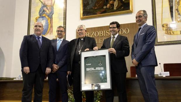 En el acto protocolario, además del arzobispo, el presidente del CD Toledo, Fernando Collado, quien estuvo acompañado por representantes de los dos principales patrocinadores del club toledano