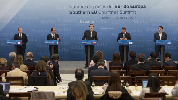 Mariano Rajoy, flanqueado por Joseph Muscat, Francois Hollande, Nicos Anastasiades y Alexis Tsipras