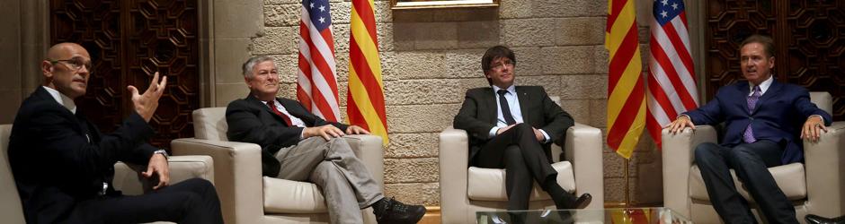 Puigdemont flanqueado por Dana Rohrabacher (a su derecha) y Brian Higgins (a su izquierda) con Romeva