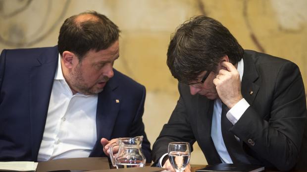 Puigdemont y Junqueras, ayer durante la reunión del Gobierno catalán