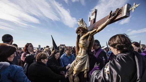 Imagen del Cristo de El Salvador en la playa del Cabanyal