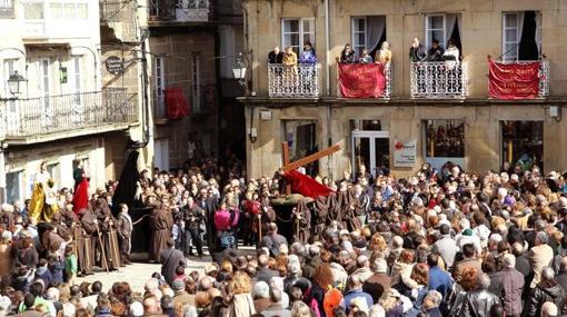 Momento de El Encuentro en la Plaza Mayor de Viveiro en la mañana del Viernes Santo