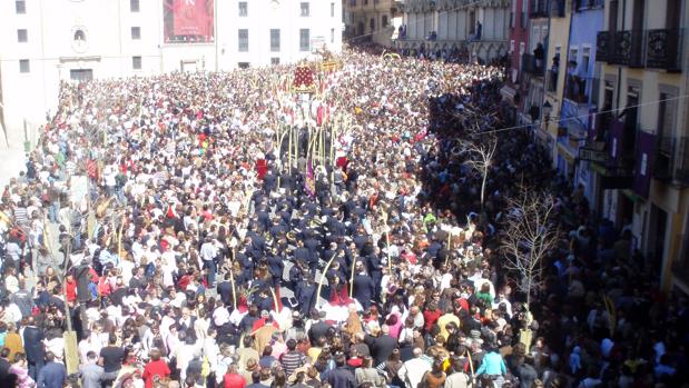 Procesión de Semana Santa en la Plaza Mayor de Cuenca