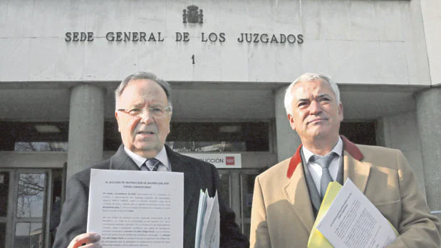 Miguel Bernad y Luis Pineda, en los juzgados de Madrid en una imagen de febreero de 2015