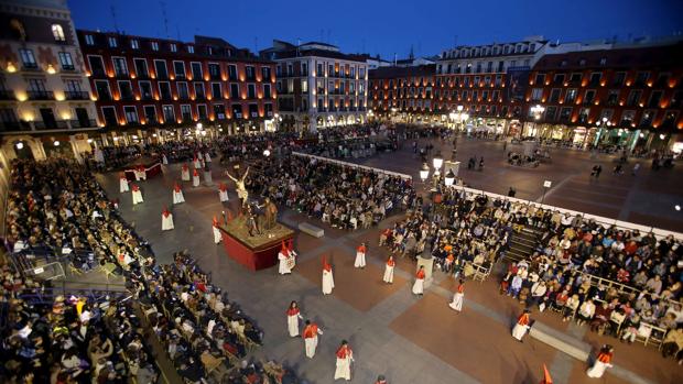 La Procesión General de Valladolid a su paso por la Plaza Mayor el Viernes Santo