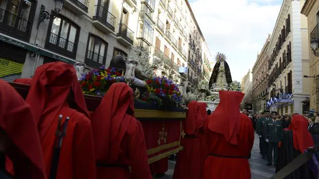 Encuentro entre Nuestra Señora de la Soledad y el Cristo Yacente, en la procesión de 2016