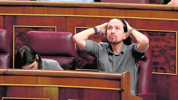 El secretario general de Podemos, Pablo Iglesias, en su escaño en el Congreso