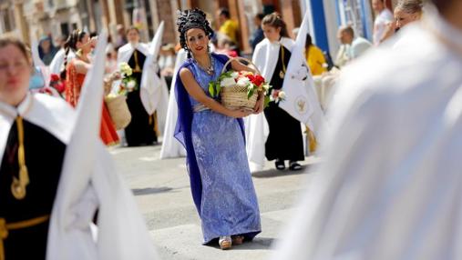 La vistosidad de los trajes luce en el desfile