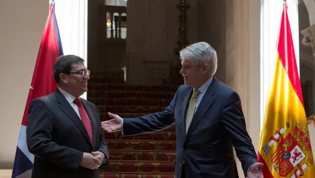El ministro de Exteriores Alfonso Dastis, con su homólo cubano, Bruno Rodríguez