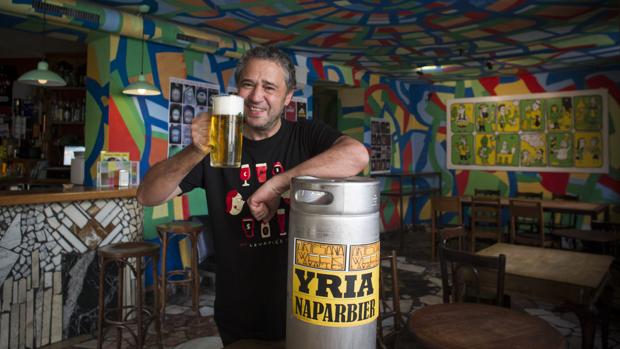 Antonio, dueño del Chinaski, alza su jarra de cerveza en el interior del local