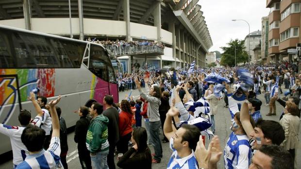 Aficionados del Deportivo de La Coruña reciben al autobús del equipo