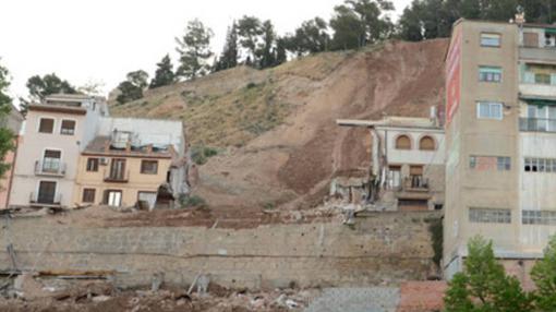 Línea de casas destruida por el desprendimiento del cerro