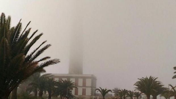 El Faro de Maspalomas, en Gran Canaria, este martes oculto por la calima y bruma