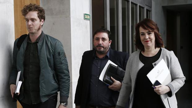 La presidenta del Parlamento de Navarra Ainhoa Aznarez y los miembros de la Mesa, Unai Hualde y Maiorga Ramirez