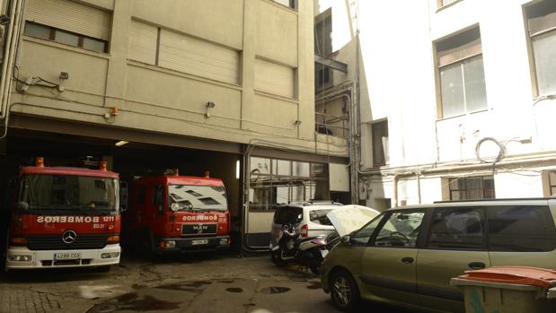 Dos camiones aparcados en el Parque 6º de Bomberos, en la calle Imperial