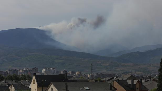 Incendio en los montes de Valdueza, perteneciente al municipio de Bouzas (León)