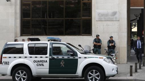 Agentes de la Guardia Civil ante la sede de Canal de Isabel II