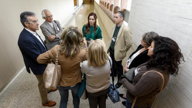 La presidenta de las Cortes charla con vícttimas del accidente en el Parlamento autonómico