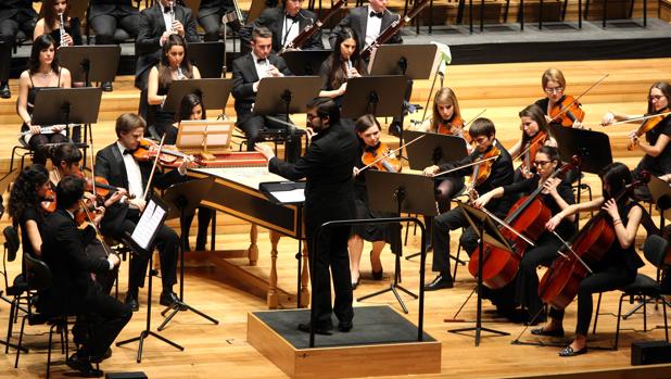 La Joven Orquesta de Valladolid, dirigida por Ernesto Monsalve, en uno de sus conciertos