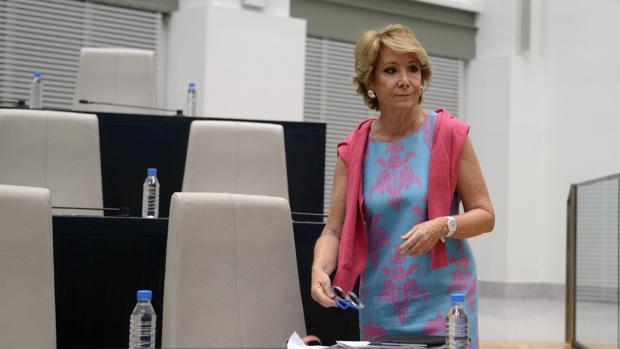 La portavoz del PP en el Ayuntamiento de Madrid, Esperanza Aguirre, en el Pleno de Cibeles