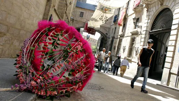 Decoración floral en rojo carmesí que el año pasado adornó las calles del Casco
