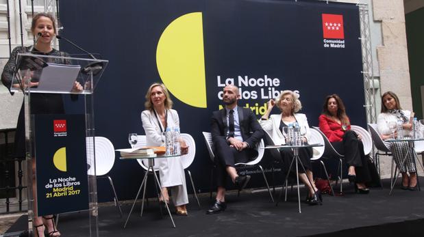 La actriz Irene Escolar, y las escritoras Marta Robles, Carmen Garijo y Marta Galatas, durante la presentación