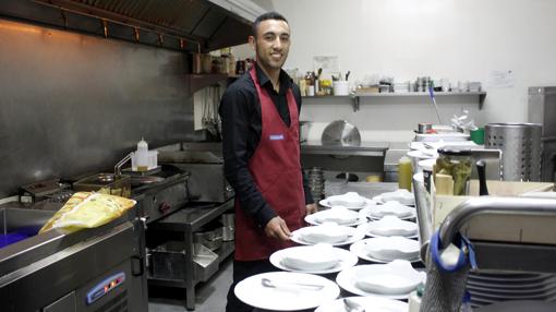 Uno de los camareros que trabaja en el restaurante Robin Hood