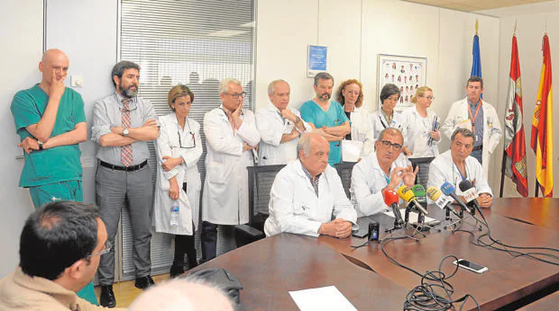 Los jefes de servicio quirúrgico del Hospital de Burgos leen un comunicado