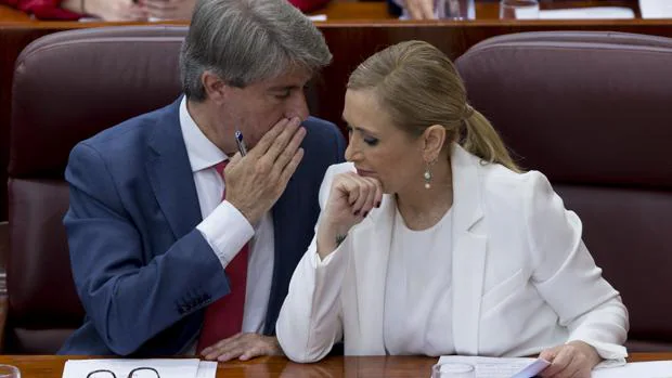 Ángel Garrido y Cristina Cifuentes conversan en la Asamblea