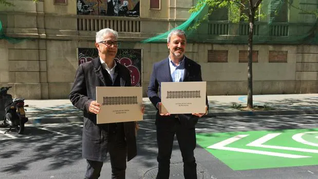 Collboni y el concejal de Sant Martí, Josep Maria Montaner, durante la presentación del proyecto de La Casa de las Letras
