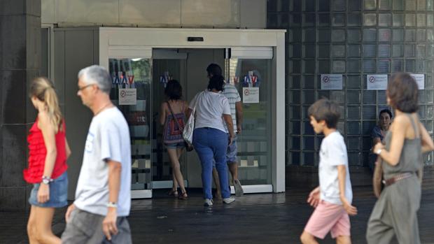 Imagen de la entrada a un centro sanitario valenciano