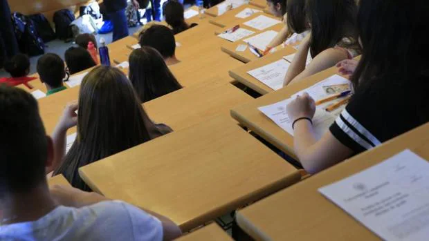 Varios estudiantes realizan una prueba en la Universidad Complutense de Madrid