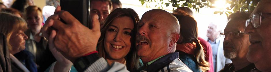 Imagen de Susana Díaz con unos militantes en Xàtiva