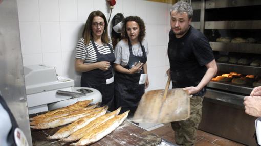 Antonio Cepas saca del horno panes baguette hechas en el curso