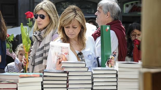 La de Sant Jordi es una jornada para curiosear, elegir y comprar