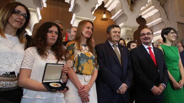 Javier Lambán (segundo por la derecha), flanqueado por la presidenta de las Cortes regionales, Violeta Barba, y por el exrector de la Universidad de Zaragoza, Manuel López