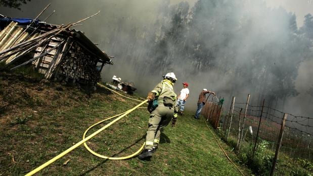 Labores de extinción en el fuego de Ferrol