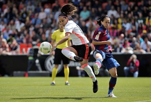 La jugadora del Valencia María Paz Vilas disputa un balón con Alharilla Casado, del Levante