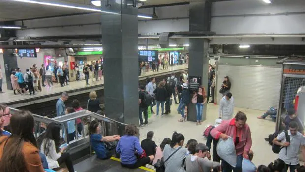 Usuarios esperan entre 8 y 10 para coger el metro.