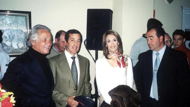Palomo Linares, en un imagen de archivo de 2004 en Villaseca con la torera Cristina Sánchez y el alcalde de Villaseca, Jesús Hijosa,