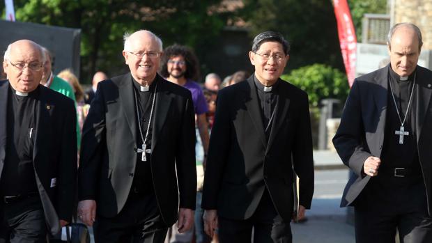 El cardenal Tagle, junto al arzobispo de Santiago, su auxiliar y el delegado episcopal de Cáritas Española
